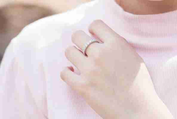 วิธีการเลือกซื้อแหวนแต่งงาน เลือกอย่างไรให้ได้แหวนเพชรที่มีคุณภาพ